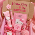 Cadeaux Hello Kitty variés, incluant plushies et accessoires colorés