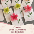Cartes personnalisées pour la Journée de la Femme sur une table.