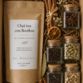 Un chai tea au rooibos accompagné de biscuit savoureux sur une table en bois.