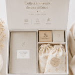 Coffret souvenirs rempli de photos et objets d'enfance sur une table