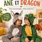 Un enfant portant un costume d'âne et de dragon, souriant lors d'une fête.