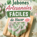 Savons artisanaux colorés disposés sur une toile beige.