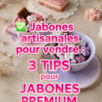 Dessins de savons artisanaux colorés présentés sur une table en bois
