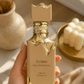 Flacon de l'Eclaire Eau De Parfum sur un fond élégant, symbolisant le luxe et le charme.
