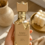 Flacon de l'Eclaire Eau De Parfum sur un fond élégant, symbolisant le luxe et le charme.