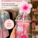Un cadeau d'anniversaire joliment emballé avec un noeud coloré sur une table festive.