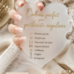 Un ensemble de matériels pour les artistes des ongles disposé de manière créative.