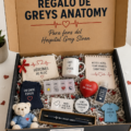 Cadeaux inspirés par Grey's Anatomy, incluant mugs, T-shirts et objets de collection.