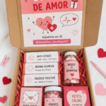 Un kit de cadeaux coloré avec différents articles attrayants pour une fête.