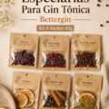 Un kit d'épices pour gin toniqué avec plusieurs sachets colorés sur une table en bois