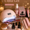 Un kit de vernis semi-permanent avec des couleurs diverses sur une table de manucure.