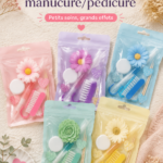 Un ensemble de mini kits de manucure sur une table en bois