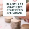 Modèles d'épargne gratuits affichés sur un bureau, symbolisant la gestion financière.