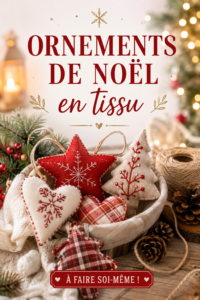 Ornements de Noël en tissu colorés décorant un sapin de Noël.