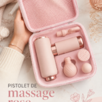 Pistolet de massage rose sur une table avec des fleurs, idéal pour des moments de détente.