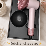 Femme souriante utilisant un sèche-cheveux professionnel sur ses cheveux