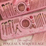 Set de pinceaux de maquillage scintillants présentés sur une table élégante.