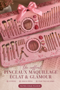 Set de pinceaux de maquillage scintillants présentés sur une table élégante.