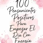 Femme souriante lisant des pensées positives le matin.