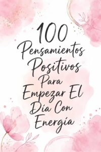 Femme souriante lisant des pensées positives le matin.