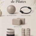 Accessoires de Pilates colorés et variés disposés sur un tapis de yoga.