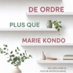 Une pièce organisée avec des rangements bien pensés et des accessoires pratiques.
