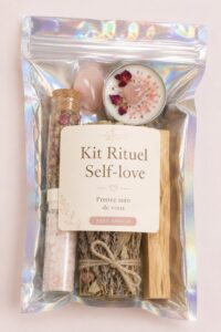 Un joli kit de rituels d'amour de soi sur une table en bois avec des éléments apaisants.
