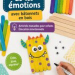 Créations colorées de monstres en bois, représentant une activité ludique d'éducation émotionnelle pour les enfants.