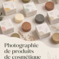 Photographie d'un produit cosmétique bien éclairé sur un fond neutre, mettant en valeur ses couleurs.