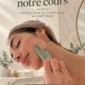 Une femme en train d'apprendre dans un cours en ligne, souriante et engagée.