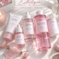 Femme appliquant des soins sur son visage, mettant en valeur une peau éclatante et rosée.