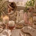 Femme appliquant une crème sur son visage, illustrant une routine de soin pour une peau éclatante.