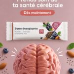 Une femme souriante prenant soin de sa santé cérébrale par des activités relaxantes.