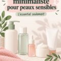 Femme appliquant une crème sur son visage, illustrant une routine skincare minimaliste pour peaux sensibles.